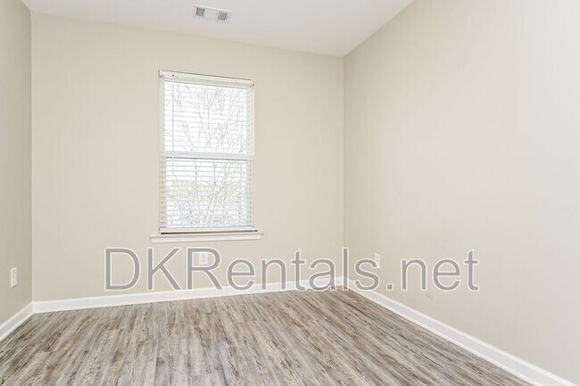 Building Photo - 402 Whippet St