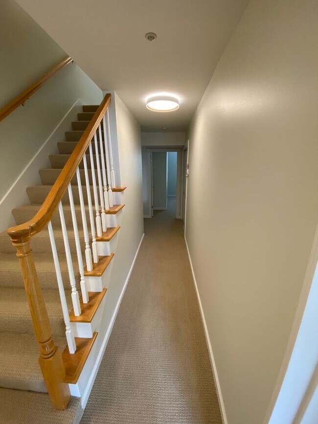 Building Photo - Beautiful, Spacious Condo in Excellent Location!