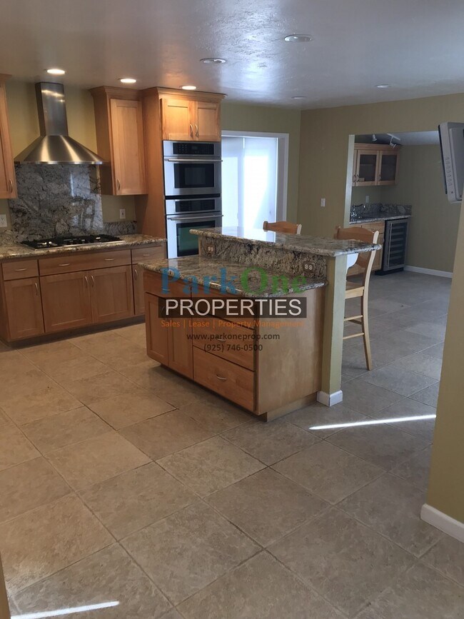 Building Photo - Gorgeous Cul De Sac home in Orinda