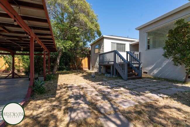 Building Photo - Gorgeous Single Story Home w/ Expansive Ba...