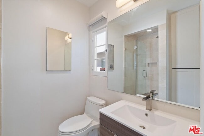 Building Photo - 208 S Rodeo Dr