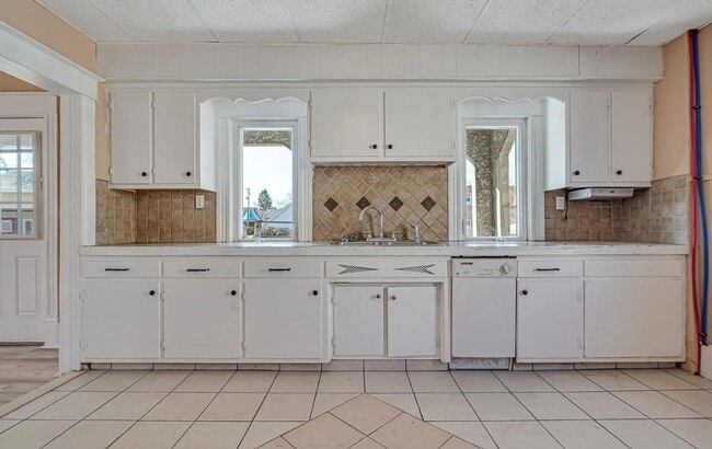 Building Photo - Newly renovated 6-bedroom, 2-bath single-family home - OPEN HOUSE - Saturday, August 1st @ 12noon