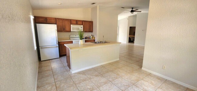 Building Photo - 1061 SW Charcoal Ave