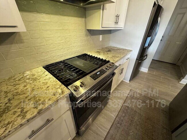 Building Photo - 200 Tennyson Dr