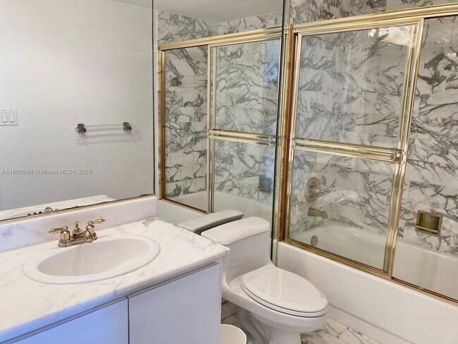 Building Photo - 2555 Collins Ave