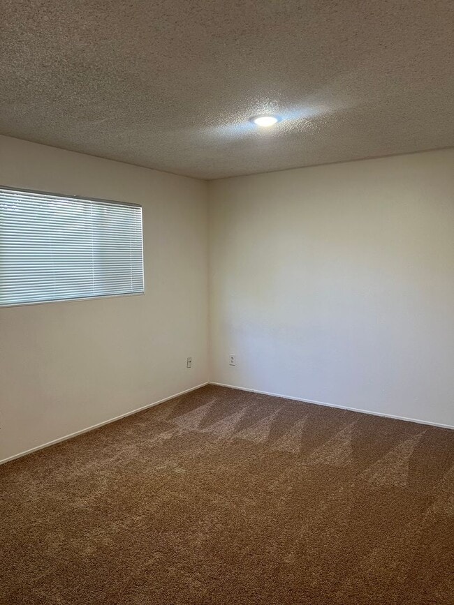 Building Photo - SPACIOUS 3 BEDROOM CONDO!!