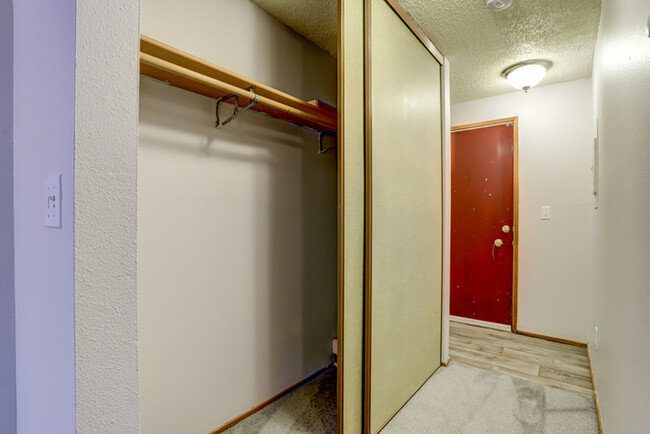 Building Photo - HUGE 1bed/1bath Downtown Living Available ...
