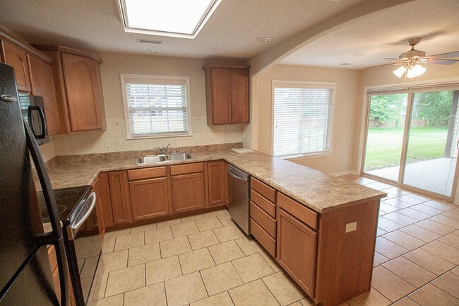 Building Photo - 7002 Madison Creek Dr