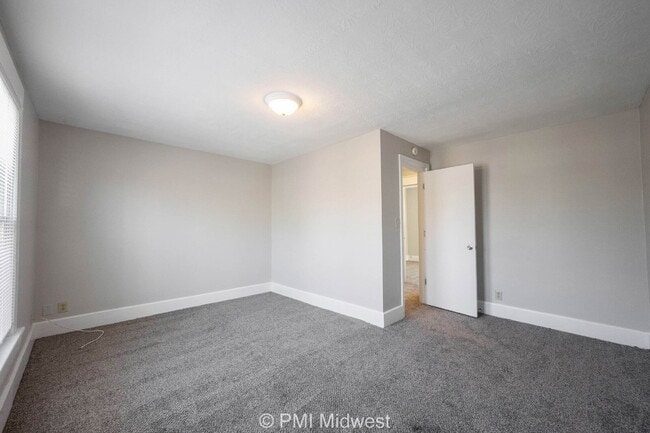 Building Photo - 323 W 40th St