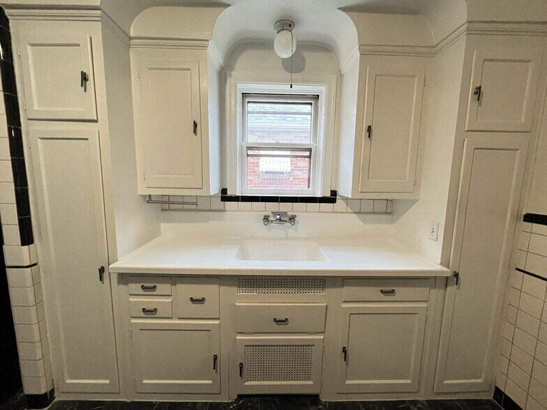 Building Photo - 6430 Bancroft Ave