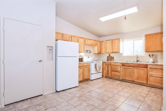 Building Photo - 465 W Ivyglen St