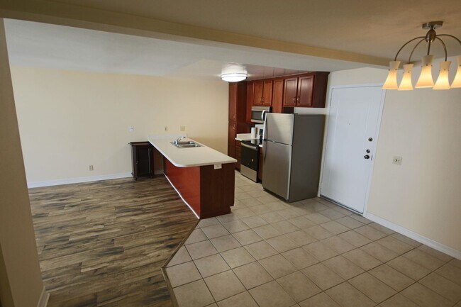 Building Photo - Best Priced 2 Bedroom Condo in the Heart o...
