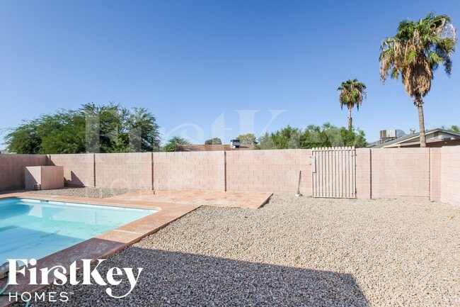 Building Photo - 2324 E Paradise Dr