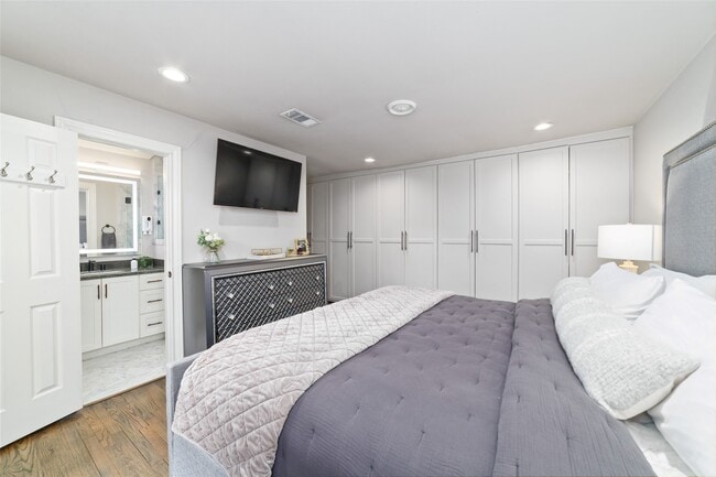 Building Photo - 10607 Chimney Rock Rd