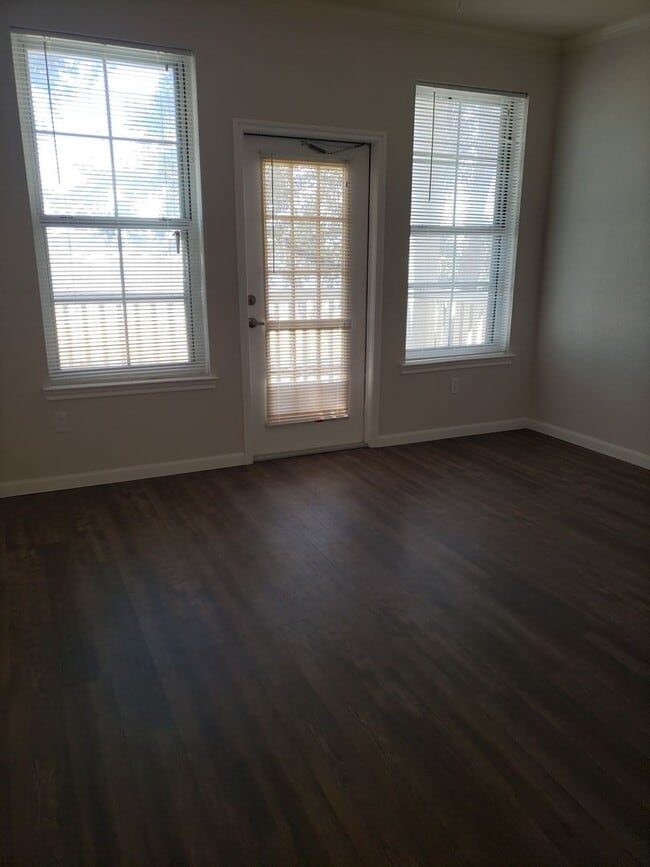 Building Photo - Downtown Upgraded 1 bedroom Condo