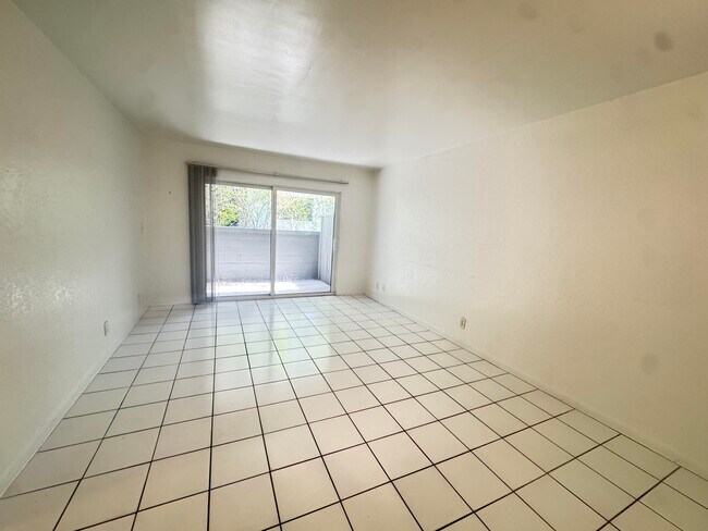 Building Photo - 1100 S Lake Dr