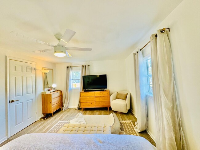 Building Photo - 4 Bedroom 2 Bath Bungalow, in Forsyth Park- Available Jan 3rd!!!