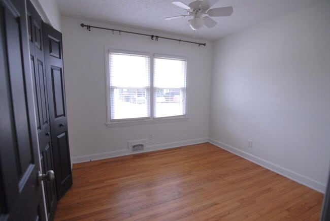 Building Photo - Mid-century style 3 bedroom 2 bath brick r...