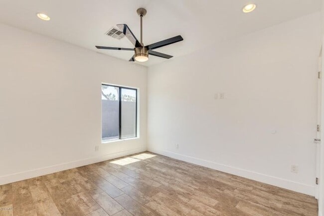 Building Photo - Beautiful 3bdrm 3 bath home with guest casita in desirable Whitton district