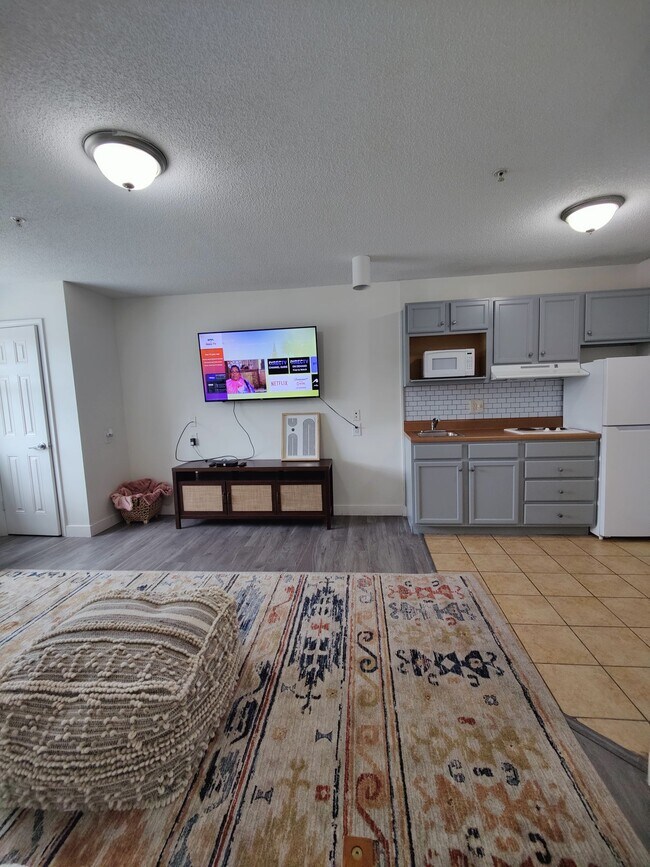 Building Photo - FIRST MONTH FREE- 1BD/1BA Apt- Recently Re...