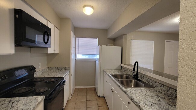 Building Photo - Spacious 1 Bedroom Apartment in Balcones Heights