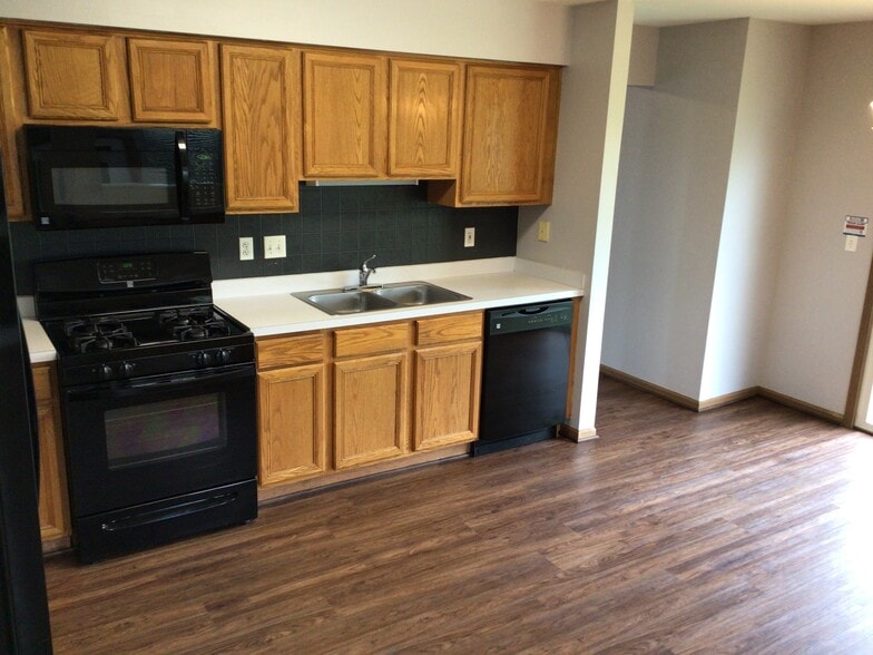 Building Photo - 13843 S Petersburg Dr