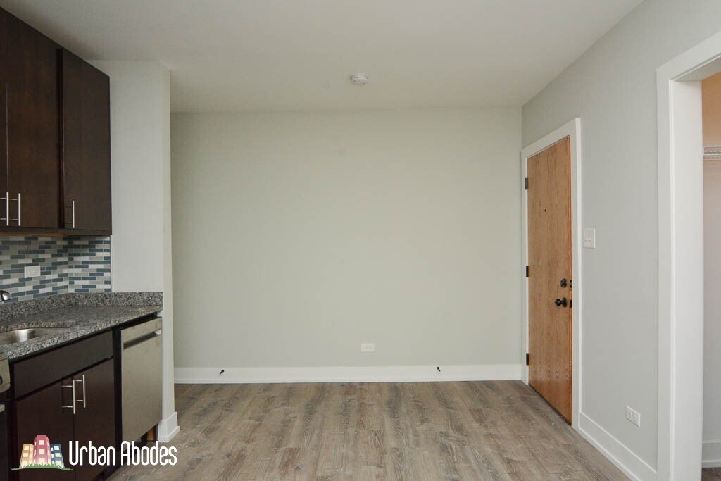 Building Photo - 442 W Belden Ave