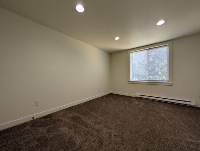 Building Photo - Great 2bed/1bath Duplex with large yard!