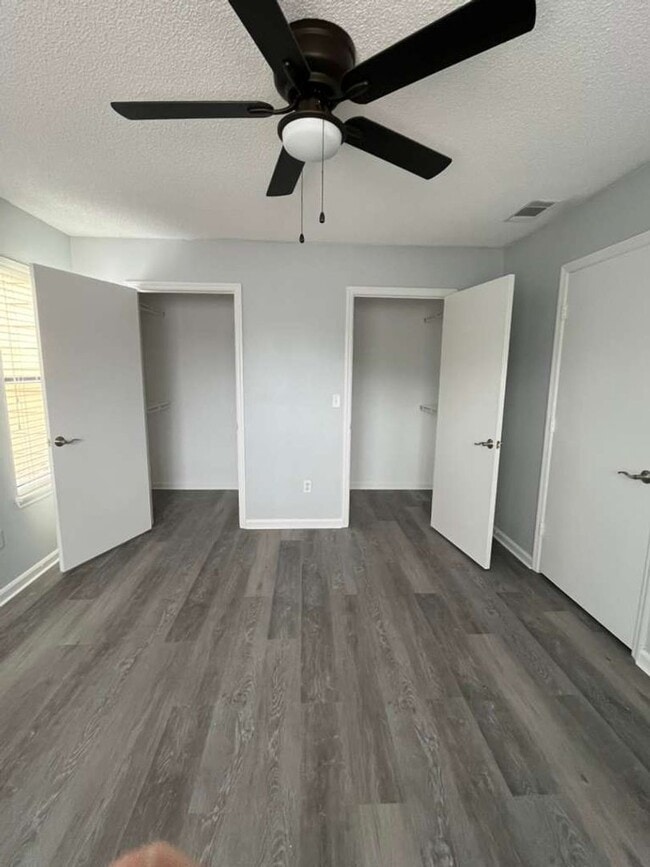 Building Photo - Cute 2 bedroom 1 bathroom condo! Freshly painted! New flooring!
