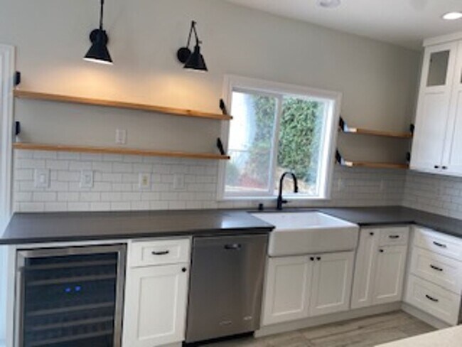 Building Photo - Beautiful Detached 4 bedroom, 2.5 Bath Tow...
