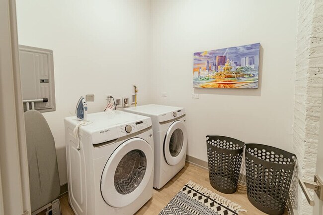 Building Photo - 1954 W North Ave