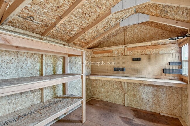 Building Photo - Tranquil West Linn Living Near Parks and S...