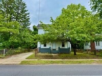 Building Photo - Spacious Detached 3 Bedroom Home FOR RENT ...