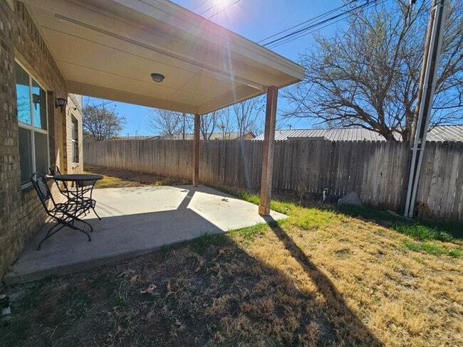 Building Photo - 607 NE Ave E Pl