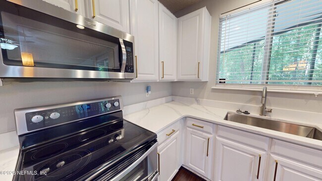 Building Photo - 1063 Collinswood Dr W