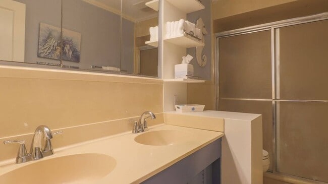 Building Photo - 4 bedroom Home 3 blocks from Gulf of America