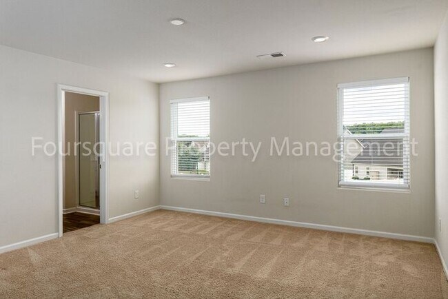 Building Photo - Spacious 3-Bed Home with Loft, Modern Kitc...