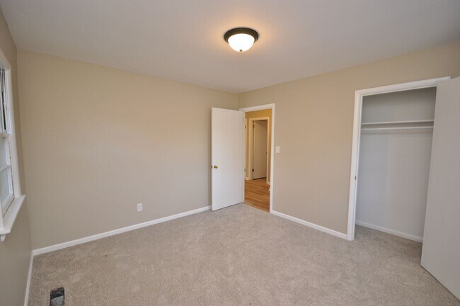 Building Photo - House in Benton City Limits