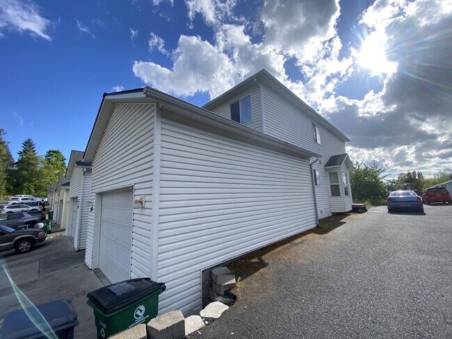 Building Photo - 857 N Garfield St