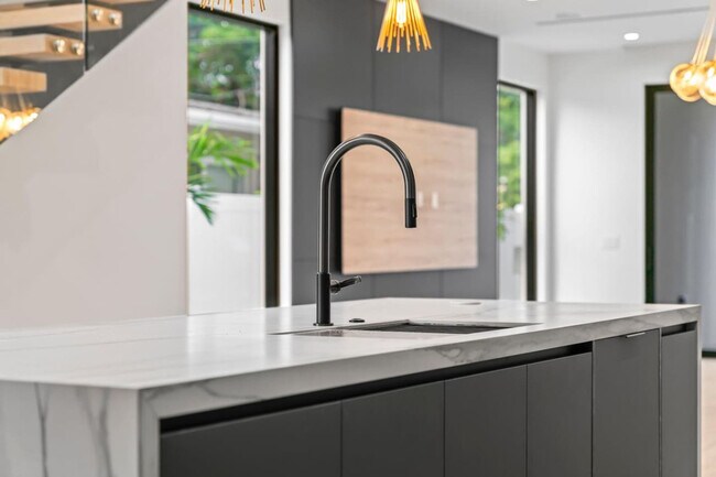 Building Photo - 1812 Miami Rd