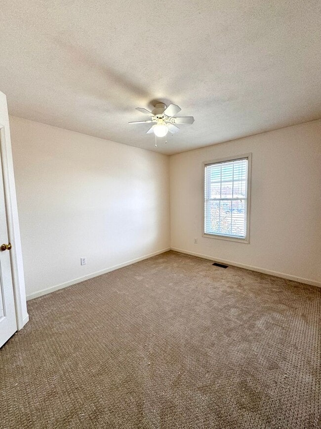 Building Photo - End Unit Townhome for Rent in Taylor Springs