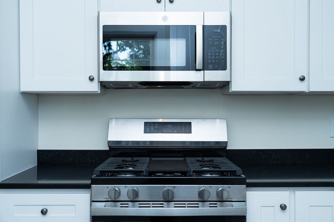 Building Photo - Large 4 Bedroom Home On Oakhurst Circle