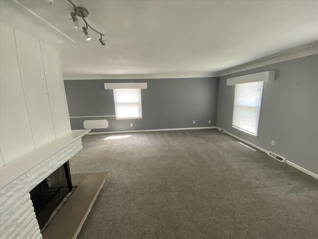 Building Photo - West Des Moines Home!