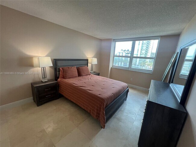 Building Photo - 1155 Brickell Bay Dr