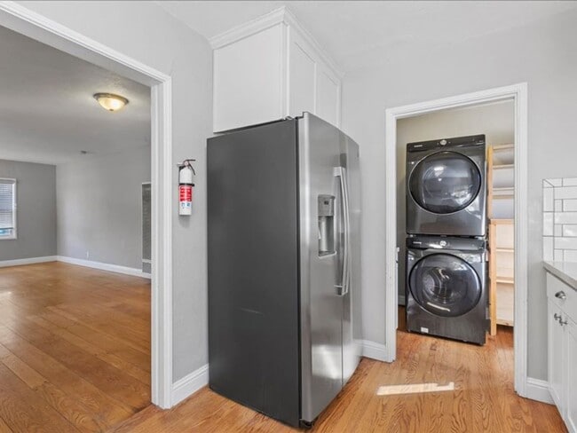 Building Photo - Sunny & Bright Bungalow in King Estates