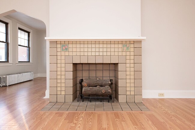 Building Photo - Beautifully updated Tudor style duplex. Upper unit. Large rooms. 2 balconies, private entry. Fenc...