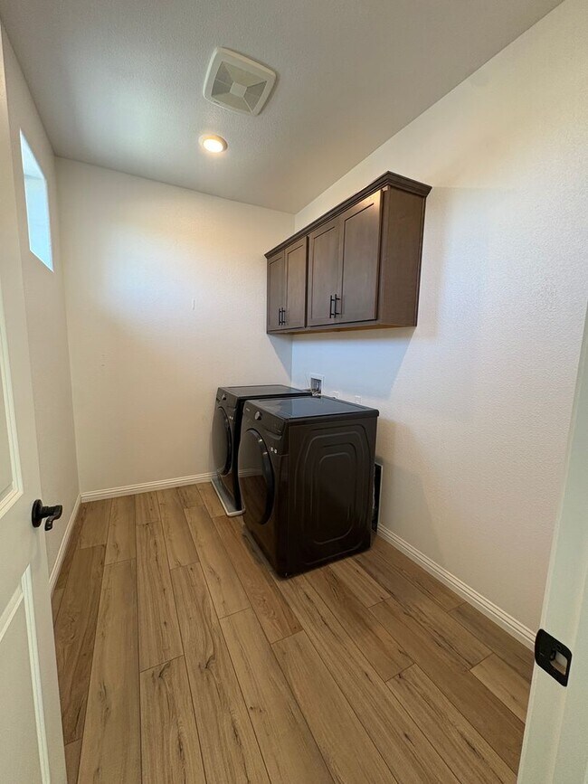 Building Photo - 3 bedroom 2.5 Bath with Solar in Brentwood