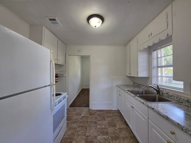 Building Photo - Cute 2BR/1BA House on Corner Lot
