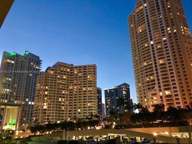 Building Photo - 540 Brickell Key Dr
