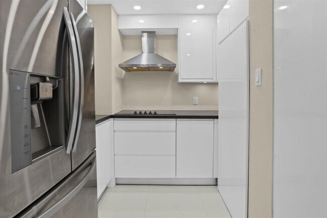 Building Photo - 2100 S Ocean Dr